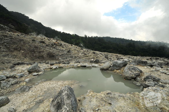 hot spring, crater, stone, water, nature photo, free stock photo, free picture, stock photography, royalty-free image