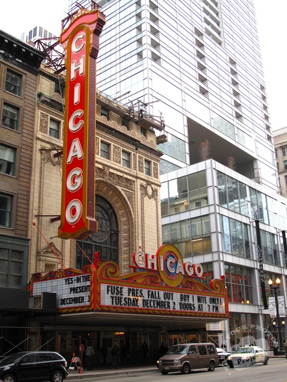 Chicago Theatre, Chicago Theater, Chicago Landmark, entertainment building, performance, Chicago downtown, classic architecture photo, building, free stock photos, free images, royalty-free image