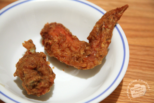 fried chicken on plate, chicken wing, chicken drumstick, fried wings, buffalo wing, junk food, fast food, food photos, free photo, free stock photo, free picture, royalty-free image