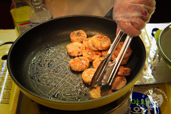 food frying, frying pan, cooking, tongs, hand, free foto, free photo, stock photos, free images, royalty-free image